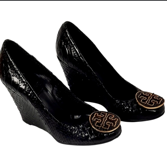Tory Burch Snakeskin Print Patent Leather Gold Logo Wedge Pump Size 5M - Picture 1 of 5